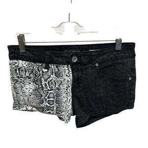 Lovesick Hot Topic women’s Jean shorts split color snake print size 5